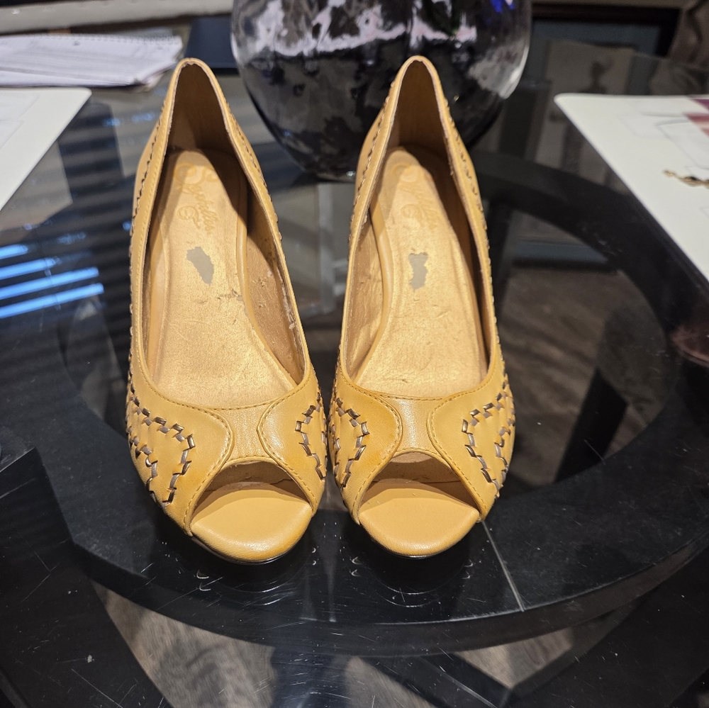 EUC! Seychelles Mustard/Yellow and Gold W/ Whipstitch Detail